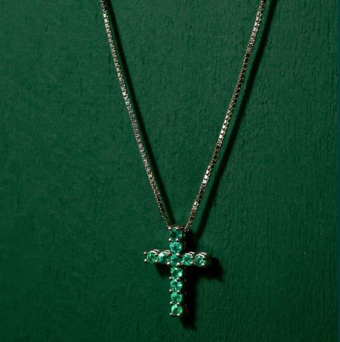 Menat Emerald Cross — Colombian emerald necklace by VEDRA Emeralds (ref. MC05)