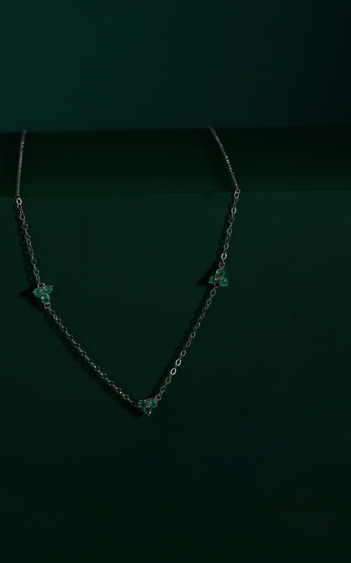 Menat Emerald Clovers — Colombian emerald necklace by VEDRA Emeralds (ref. MC04)