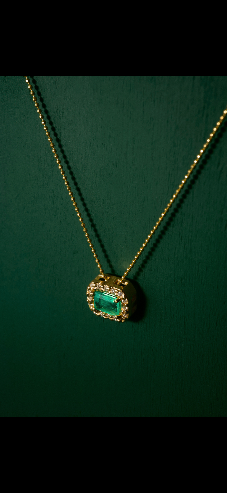 Menat Emerald Center with Diamonds — Colombian emerald necklace by VEDRA Emeralds (ref. MC01)