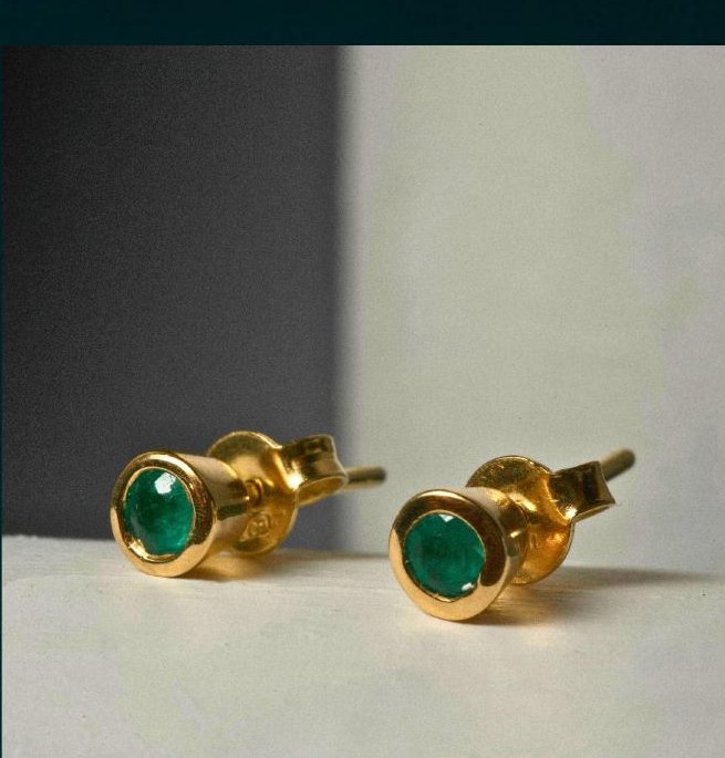Nefrer Bezel Emerald Studs — Colombian emerald earrings by VEDRA Emeralds (ref. NC01)