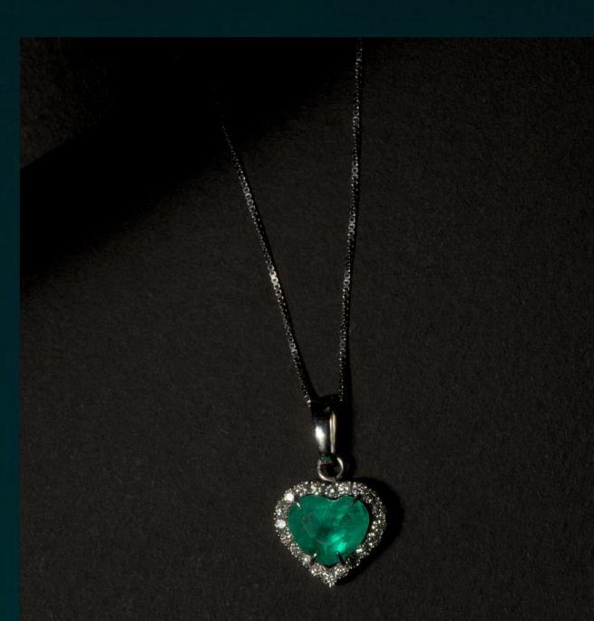 Menat Heart Emerald with Diamonds — Colombian emerald necklace by VEDRA Emeralds (ref. MC08)